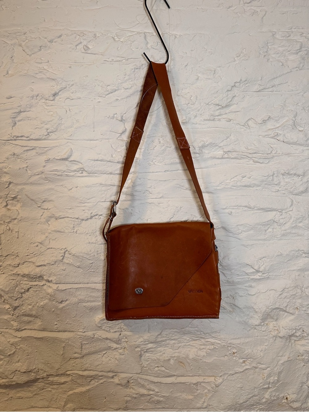 Men's Tan Leather Messenger Bag with Adjustable Strap